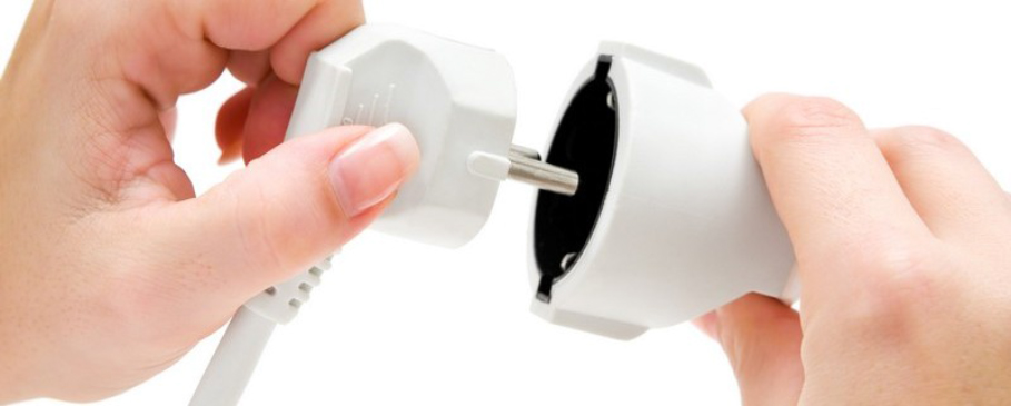 Stecker wird in eine Steckdose gesteckt