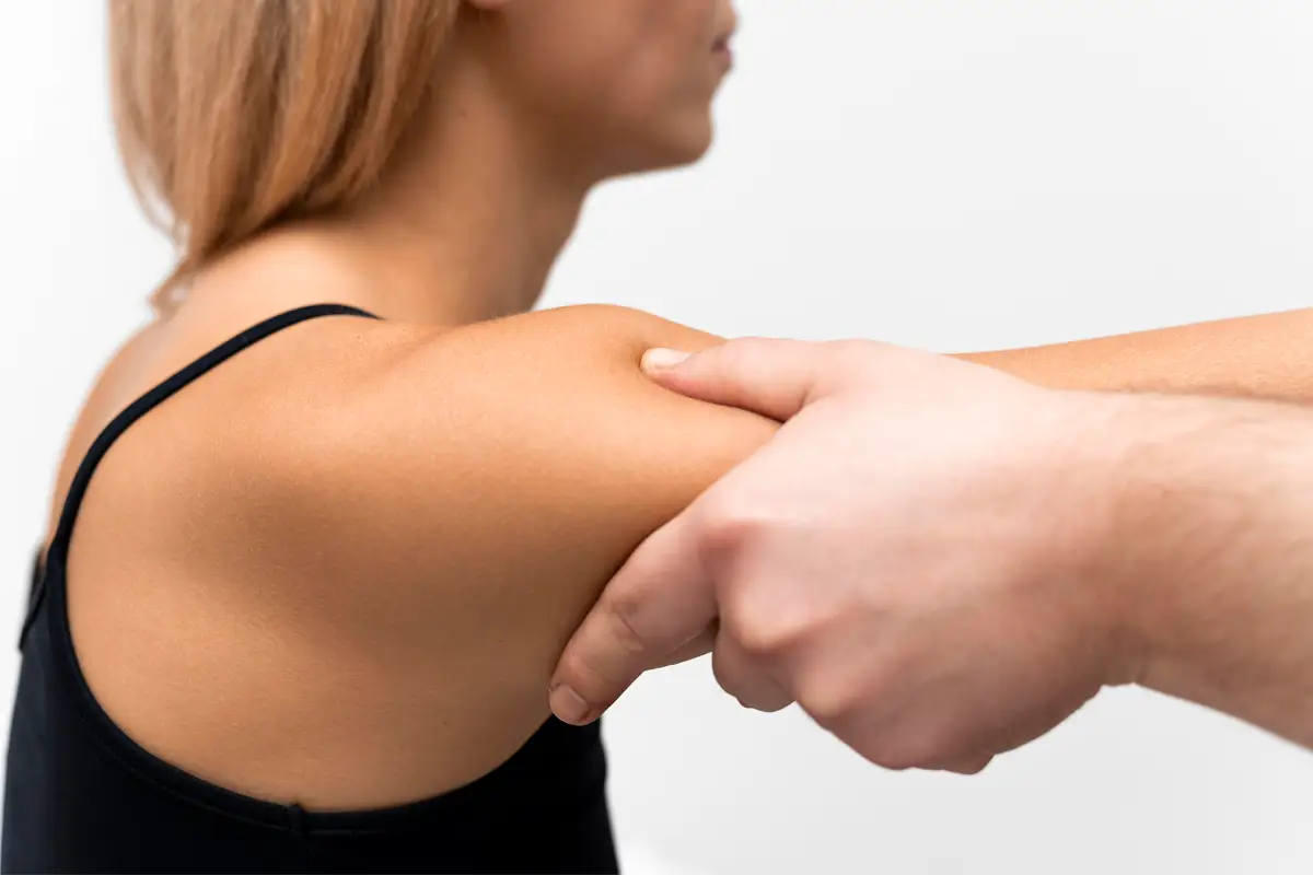 Seitliche Ansicht einer physiotherapeutischen Schulterbehandlung zur Muskelentspannung und Gelenkmobilisation – Conversio Physiotherapie Dresden Neustadt