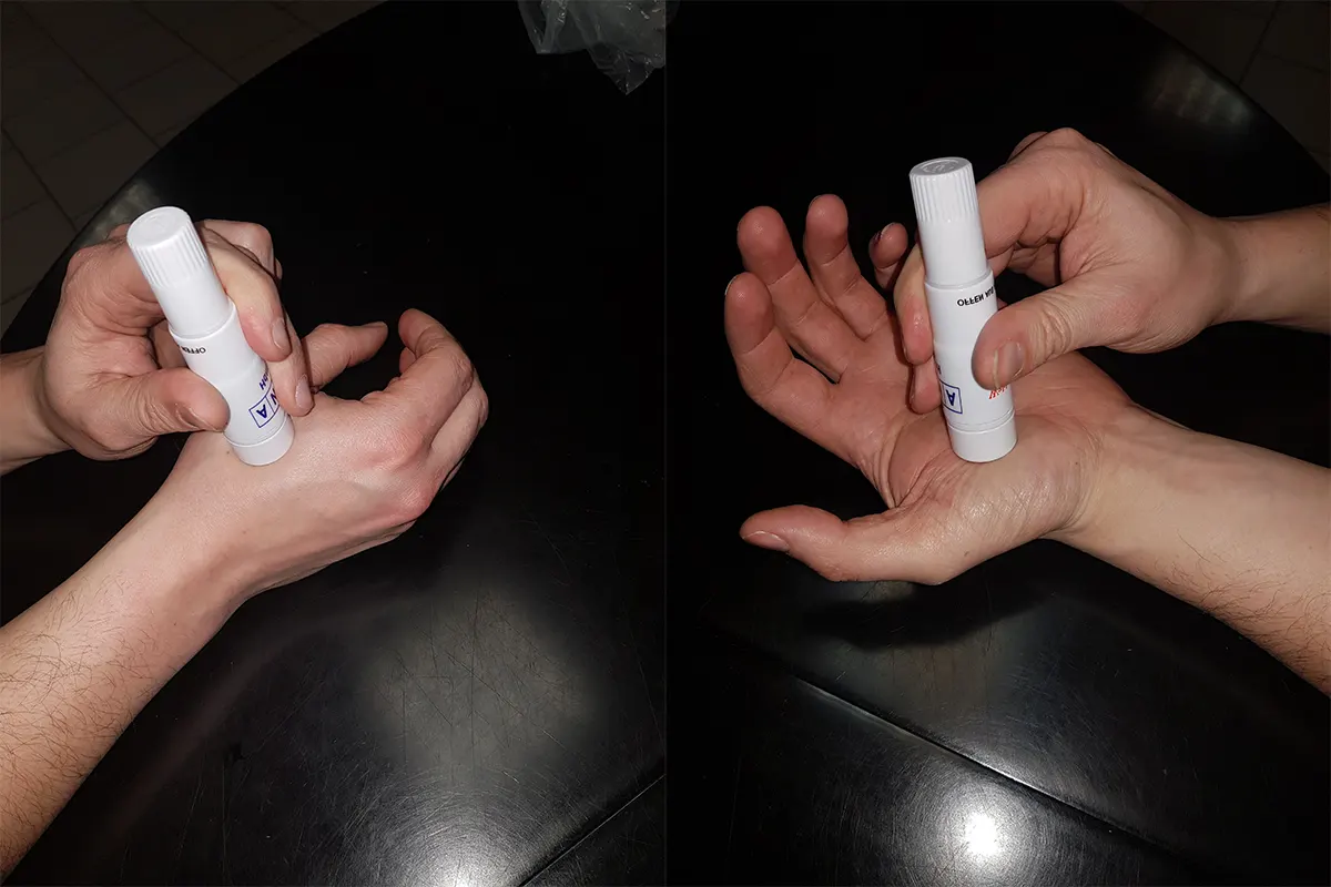 Handtherapie ind Dresden- Wakkelpudding Vibrationsgerät-Anwendung auf Hand - ConVersio Therapiezentrum