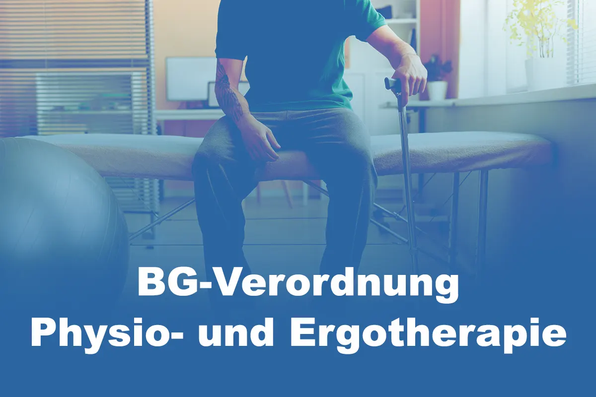 Patient sitzt im Therapieraum der Physiotherapie mit Gehhilfe – Symbolbild zur BG-Verordnung in der Physiotherapie und Ergotherapie nach Arbeits- oder Wegeunfall. - ConVersio Therapiezentrum