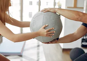 Gezieltes Koordinationstraining mit Medizinball in der Ergotherapie-Dresden Neustadt zur Förderung von Kraft und Motorik