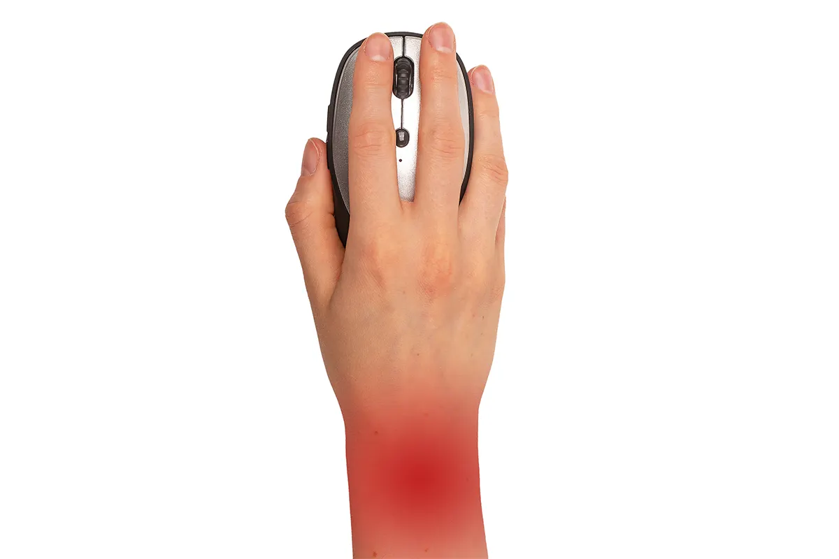 Verletzter Patient mit Halskrause füllt Unterlagen aus – Sinnbild für BG-Verordnung, Dokumentation und Heilmittelverordnung in der Physiotherapie und Ergotherapie. - ConVersio Therapiezentrum